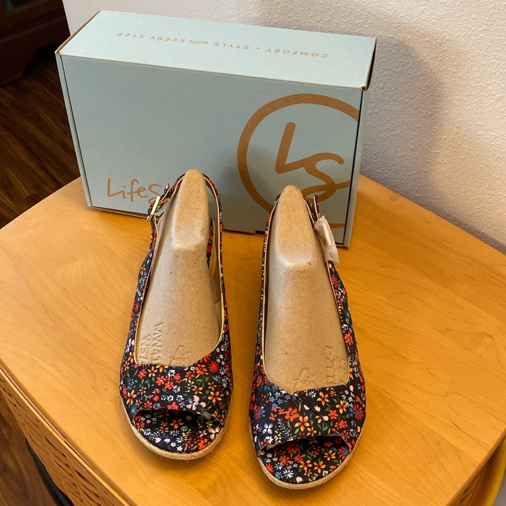 Life Stride Socialite Slingback Sandal, Black Floral Print, 8 Wide Width NWT